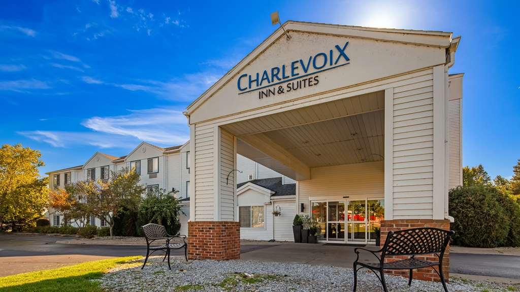 Charlevoix Inn & Suites Surestay Collection By Best Western Екстер'єр фото