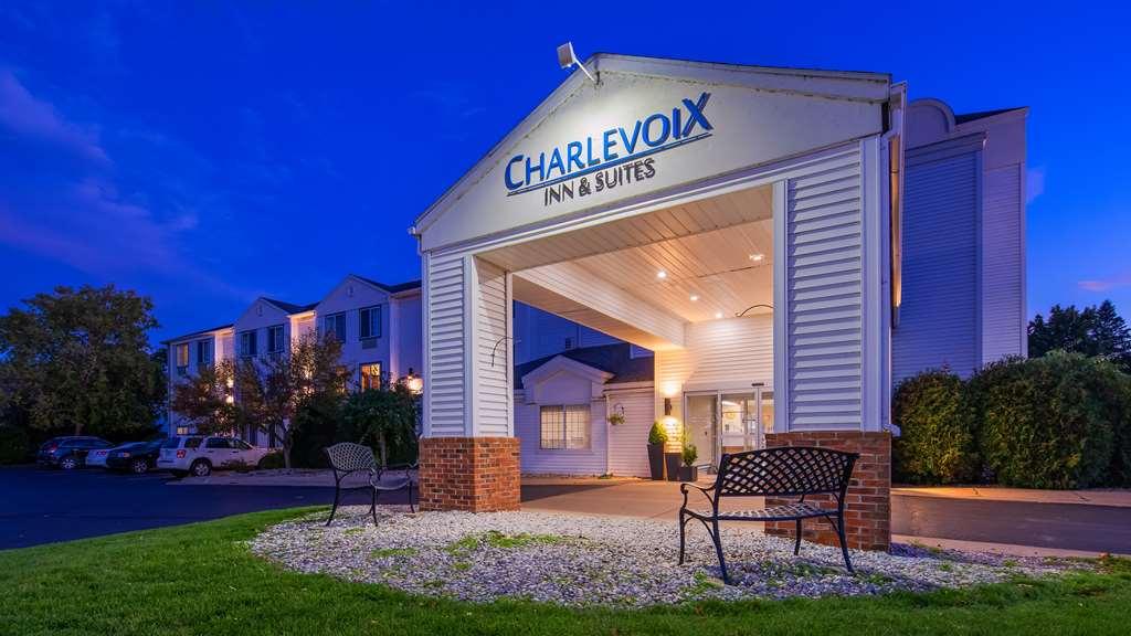 Charlevoix Inn & Suites Surestay Collection By Best Western Екстер'єр фото